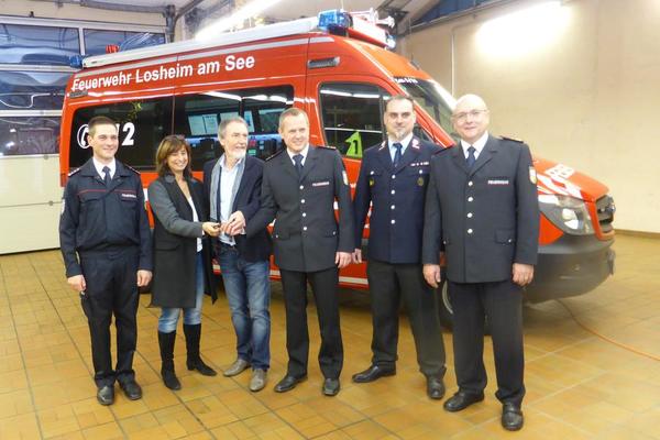 Landr&auml;tin Daniela Schlegel-Friedrich (2.v.l.) &uuml;berreichte B&uuml;rgermeister Lothar Christ (3.v.l.) die Schl&uuml;ssel f&uuml;r den neuen Einsatzleitwagen f&uuml;r die Feuerwehr Losheim.(Foto: Landkreis Merzig-Wadern/Werner Klein)