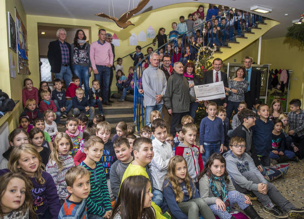 Umweltminister Reinhold Jost und Bank-1-Saar-Vorstandsvorsitzender Carlo Segeth &uuml;bergaben einen Scheck in H&ouml;he  von insgesamt  5000 Euro an die Grundschule Brotdorf