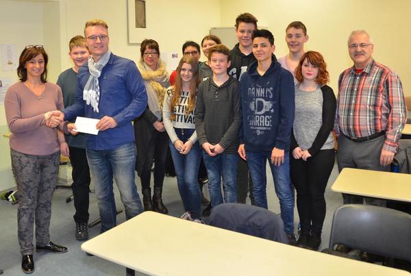 Landr&auml;tin Daniela Schlegel-Friedrich &uuml;berreicht einen Scheck in H&ouml;he von 200 Euro an die Sch&uuml;ler der Video-AG des Gymnasiums am Stefansberg.