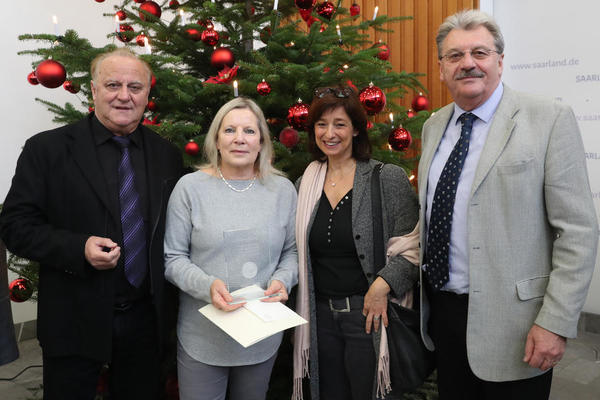 Verleihung Sportplakette 2016 am 11.12.2016 in der Saarbr&Atilde;&OElig;cker Staatskanzlei . Im Bild Klaus Bouillon , Minister f&Atilde;&OElig;r Inneres und Sport , die Landr&Atilde;&euro;tin  Daniela Schlegel-Friedrich und Gabriela Husung .

Copyright: Andreas Schlichter 
Foto ist honorarpflichtig! ( + Belegexemplar )