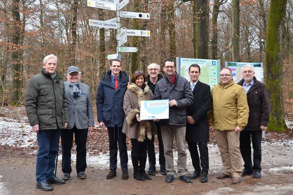 Freuen sich schon auf die Umsetzung des Projektes: Alfons Blass, Ernst Kohn, B&uuml;rgermeister Daniel Kiefer, Landr&auml;tin Daniela Schlegel-Friedrich, Uto Scheidt, Minister Reinhold Jost, Abgeordneter des Landtages Stefan Thielen, Michael Buchna, Reinhard Biringer (v.l.) (Foto: Landkreis Merzig-Wadern)