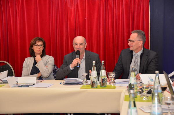 Verfolgen in der Sportf&ouml;rderung die gleichen Ziele: Landr&auml;tin Daniela Schlegel-Friedrich, Camille Dahm und Klaus Klaeren (v.l.)(Foto: Landkreis Merzig-Wadern)