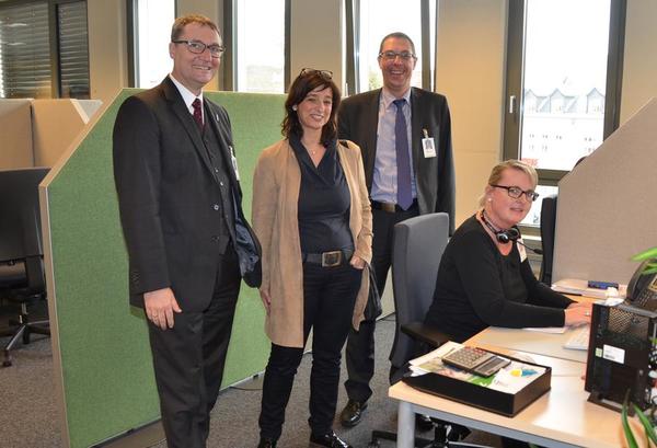 Jens Rauh, Olaf Marquardt, Astrid Braun (v.l.) informieren Landr&auml;tin Daniela Schlegel-Friedrich (2.v.l.) &uuml;ber die Arbeitsabl&auml;ufe bei der Merziger Telefongesch&auml;ftsstelle (Foto: Landkreis Merzig-Wadern/Werner Klein)