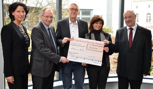 Scheck&uuml;bergabe Musikschule an B&uuml;rger in Not