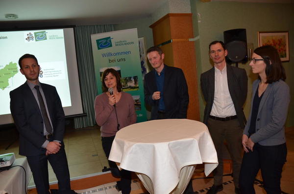 Informieren &uuml;ber das Modellvorhaben und  werben f&uuml;r die Motivation der B&uuml;rger: Christian Schlump, Landr&auml;tin Daniela Schlegel-Friedrich, Sven Lachmann, Dr. Mathias Wilde, Christina Gehlen (v.l.) (Foto: Landkreis Merzig-Wadern/Werner Klein)