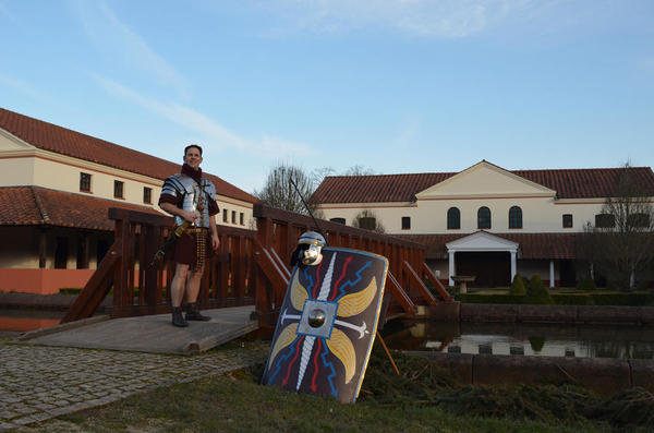 Legion&auml;r Tiberius vor der Villa
