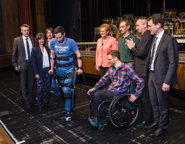 Infoboerse - 20 Jahre Forum  fuer Menschen mit Handicap- Stadthalle Merzig: Eine  Querschnittsgelaehmter - Thomas Binder -  geht  -  dank  eines ReWalk-Exoskeletts.  Mit dabei war  auch Paralympics-Medaillengewinner Stefan Strobel.Foto: Rolf Ruppenthal/ 15. Maerz 2017