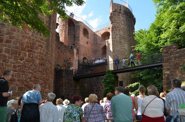 500 Wanderer feiern Gottesdienst auf Burg Montclair