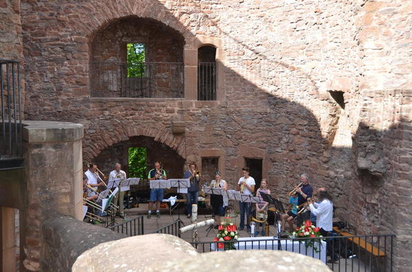 Musikalische Begleitung beim Freiluftgottesdienst auf Burg Montclair am Pfingstmontag