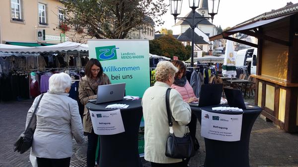 Auf dem Waderner Markt konnten B&uuml;rger ohne eigenen Internetzugang direkt mithilfe von Christina Gehlen (links) und Beate Thr&auml;m (rechts) an der Befragung teilnehmen. Foto: Landkreis Merzig-Wadern