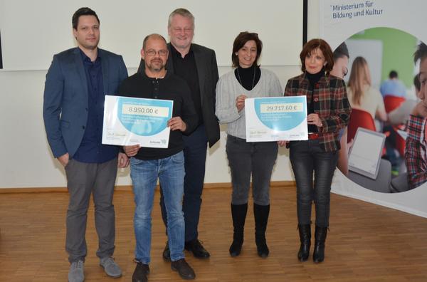 Freuten sich &uuml;ber die F&ouml;rderbescheide (v.l.) S. Haben und Marc Elsholz (FBKS), Minister Ulrich Commer&ccedil;on, Daniela Schlegel-Friedrich und Ellen K&uuml;neke (Leiterin HWG). Foto: Landkreis