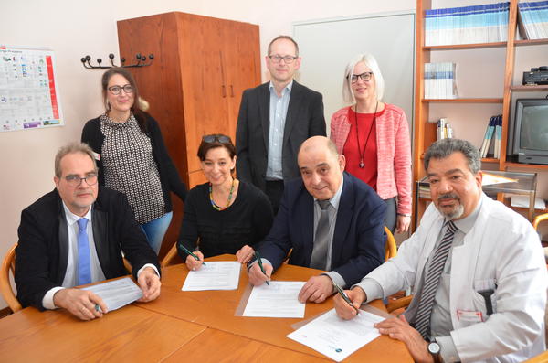 Kooperation zum Wohle der Patienten, das war der Wunsch aller Beteiligten: (v.l.) Holger Kirchhoff, Carmen Schikofsky-Kiefer (hinten), Daniela Schlegel-Friedrich, Peter Wilhelm (hinten), Heike Bockm&uuml;hl (hinten), Peter Vogt und Haitham Mahamid MD syr. Foto