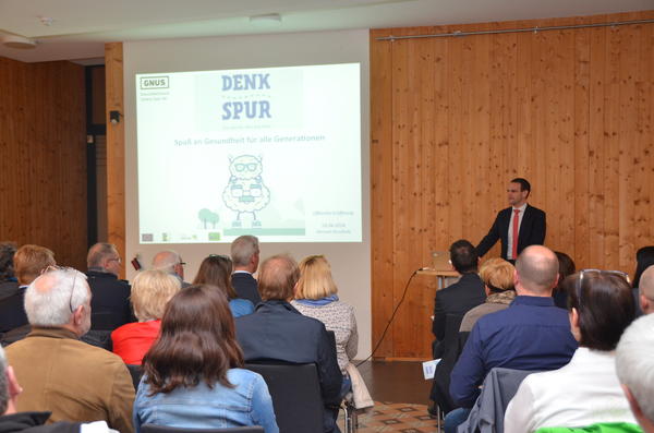 Daniel Kiefer, B&uuml;rgermeister der Gemeinde Mettlach, begr&uuml;&szlig;te die G&auml;ste anl&auml;sslich der Er&ouml;ffnung der Denkspur (Fotos: Landkreis Merzig-Wadern/Nathalie Hammes)