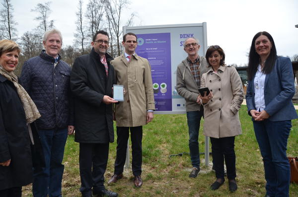 Dr. Jutta Dick, Vorsitzende des &Auml;rzte-Netzwerks GENESA, Alfons Blass, Minister Reinhold Jost, B&uuml;rgermeister Daniela Kiefer, Uto Scheidt, Landr&auml;tin Daniela Schlegel-Friedrich, Martina Holzner (v.l.) w&uuml;nschen der Denkspur viel Erfolg.
