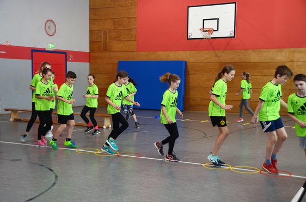 Die Sch&uuml;ler der Leichtathletik-AG zeigten, wie ein Training aussehen kann. Foto: Landkreis/Sylvie Rauch