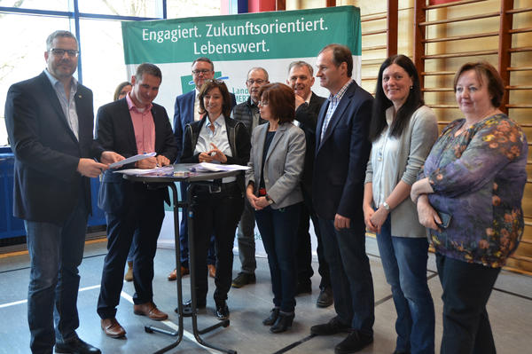 Auch Landt- und Kreistagsmitglieder sowie Vertreter aus der Landkreisverwaltung waren bei der Unterzeichnung der Kooperationsvereinbarung dabei. Foto: Landkreis/Sylvie Rauch