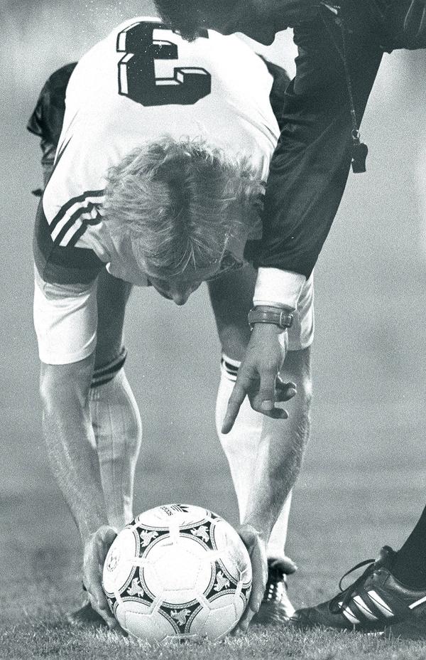 WM 1990, Hochspannung beim Finale in Rom - Andreas Brehme (BR Deutschland) legt sich besonders sorgf&auml;ltig den Ball f&uuml;r den entscheidenden Elfmeter zurecht, denn Schiedsrichter Edgardo Codesal Mendez (Mexiko) will es ganz genau wissen. Bildnutzung: Ferdi Hartung/imago
&copy; Fotograf Ferdi Hartung