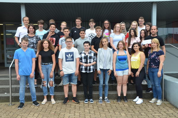 Bildunterschrift: Gro&szlig;e Freude bei den Sch&uuml;lern der 9b sowie den Klassenlehrern Jennifer Halberstadt (vorne rechts) und Alexander Hahn (Mitte rechts), Matthias Harloff (hinten links) und Lisa M&ouml;&szlig;mer (Mitte links). Foto: Landkreis/Sylvie Rauch