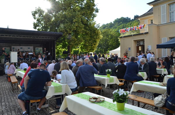 Der Platz vor dem Schloss Fellenberg war erstmals Veranstaltungsort f&uuml;r das Dankesch&ouml;nfest des Landkreises. Foto: Landkreis Merzig-Wadern/Nathalie Hammes. 