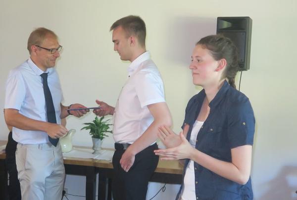 Auszeichnung f&uuml;r Bestnoten/Foto Schule