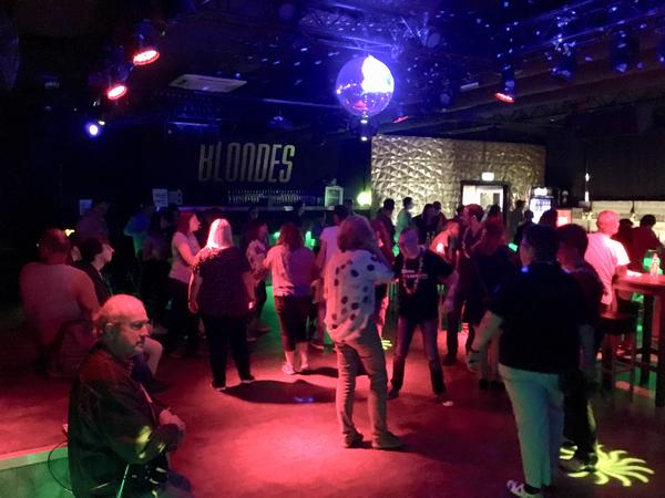 Die Besucher kamen beim Tanzen ordentlich ins Schwitzen bei der Mallorca-Party. Foto: Landkreis Merzig-Wadern/Sandra Altmeyer