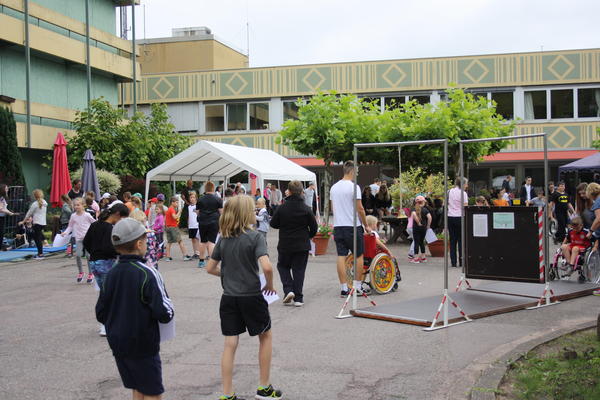 Gemeinsam hatten Sch&uuml;ler und Bewohner viel Spa&szlig; an den Stationen des inklusiven Sport- und Spielfestes. Foto: Landkreis Merzig-Wadern/Sandra Altmeyer